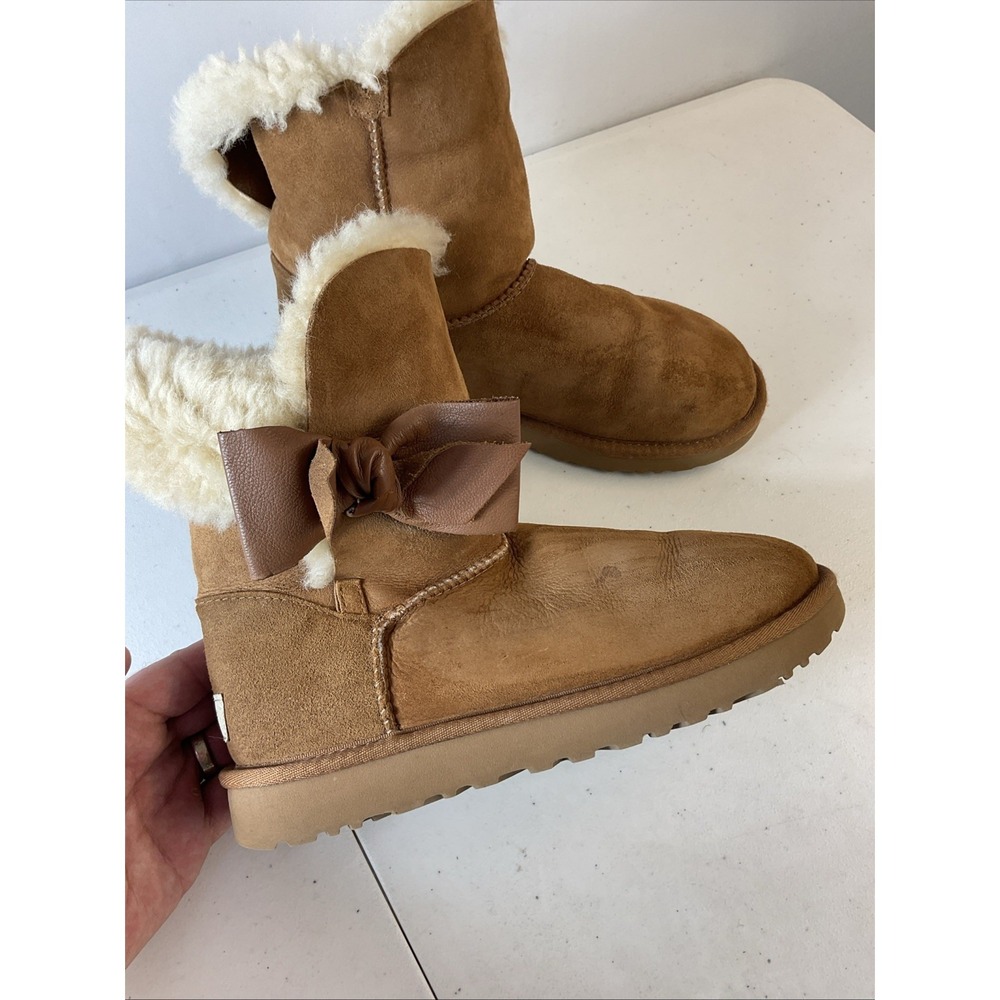 Women's UGG Daelynn Boots in Chestnut Sz 8 Side Bow Shearling Casual Comfy